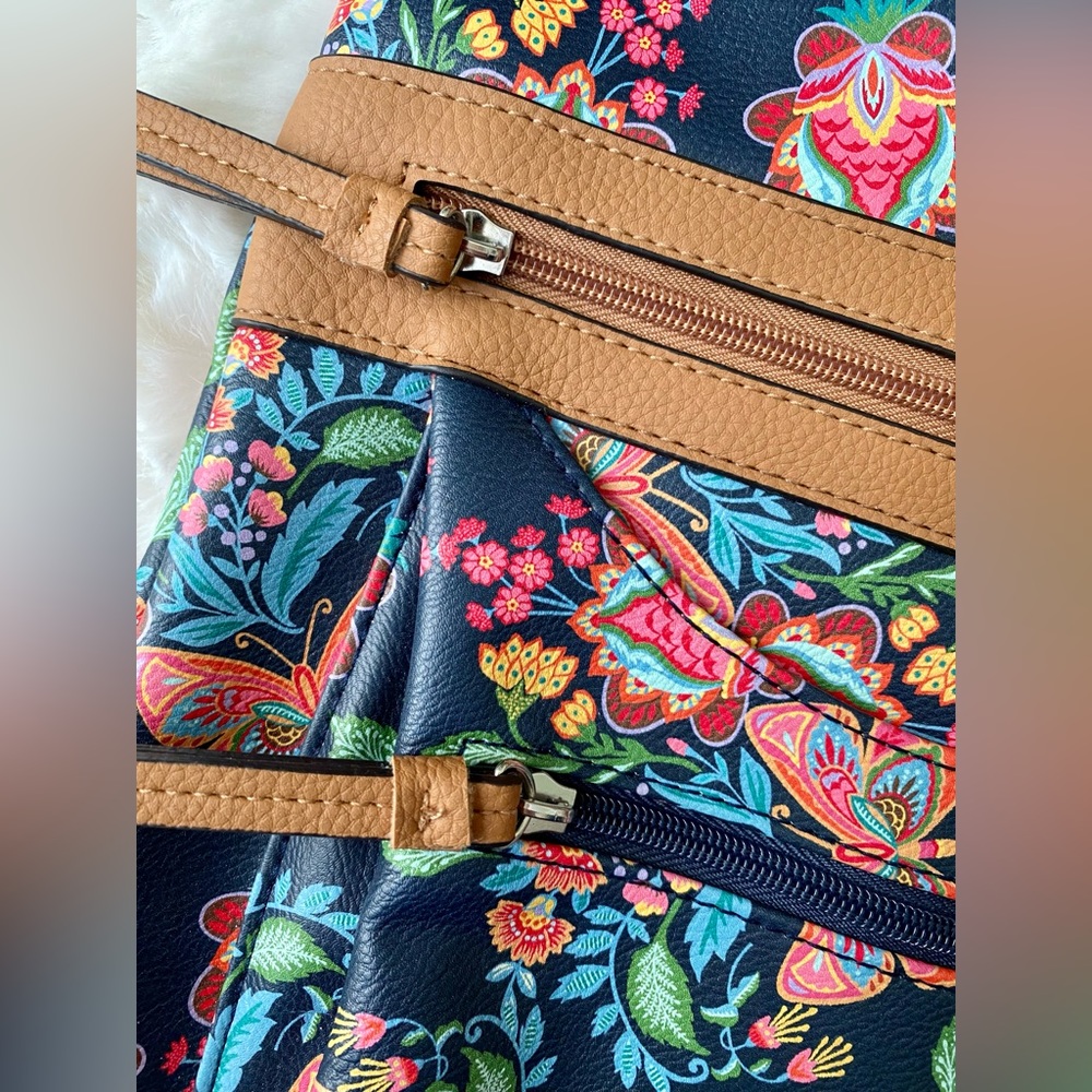 Beautiful Multi-pocket Crossbody - Picture 3 of 12